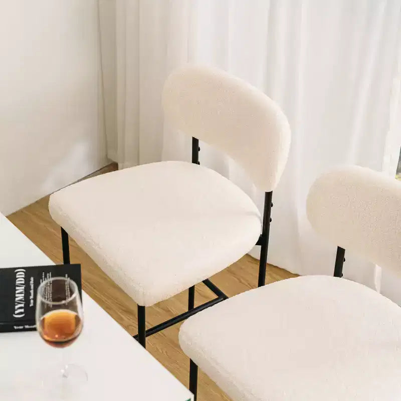 Set di 2 sgabelli da bar moderni imbottiti con altezza da bancone, schienale curvo ergonomico e gambe in metallo