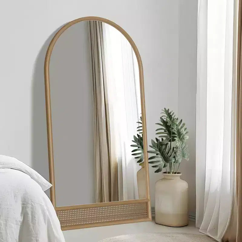 Specchio a figura intera 71x37 pollici in rattan e legno massello ad arco con cornice arrotondata e ispessita per camera da letto, ingresso e soggiorno