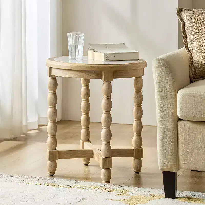 Tavolino in stile rustico con piano effetto marmo e gambe tornite