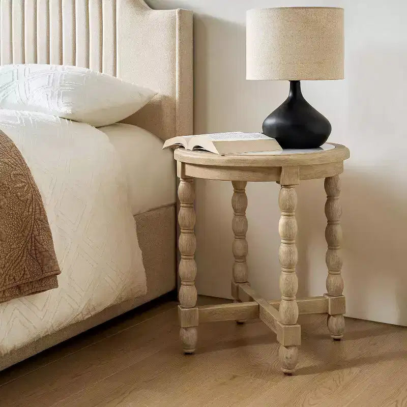 Tavolino in stile rustico con piano effetto marmo e gambe tornite