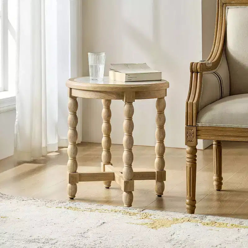 Tavolino in stile rustico con piano effetto marmo e gambe tornite