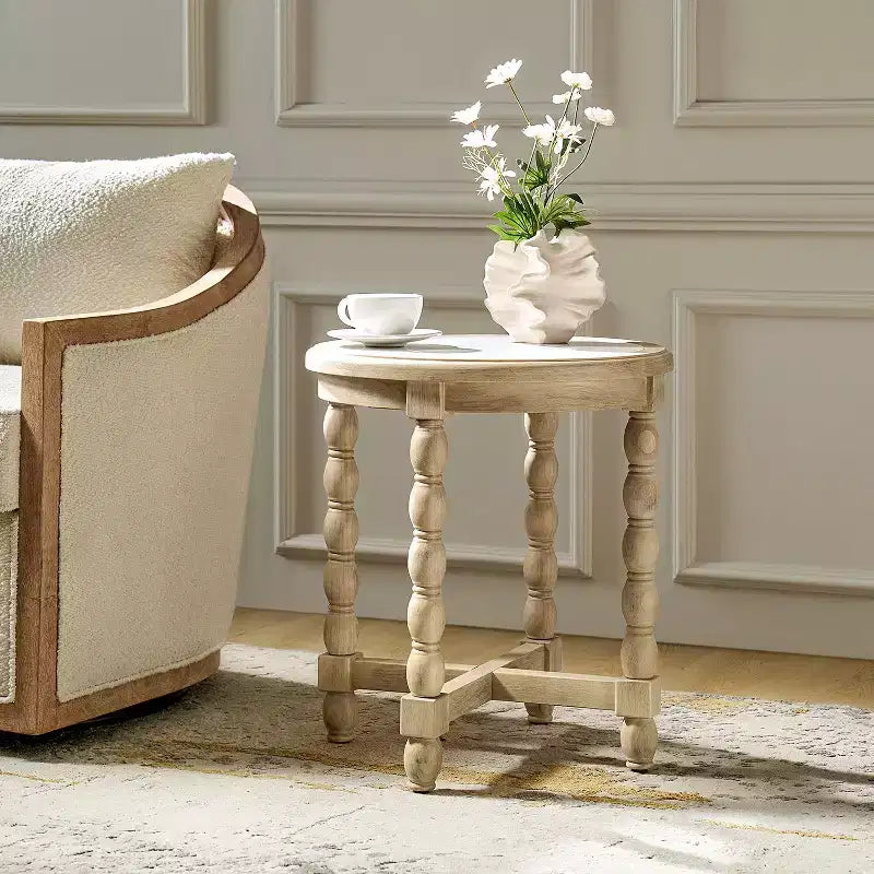 Tavolino in stile rustico con piano effetto marmo e gambe tornite