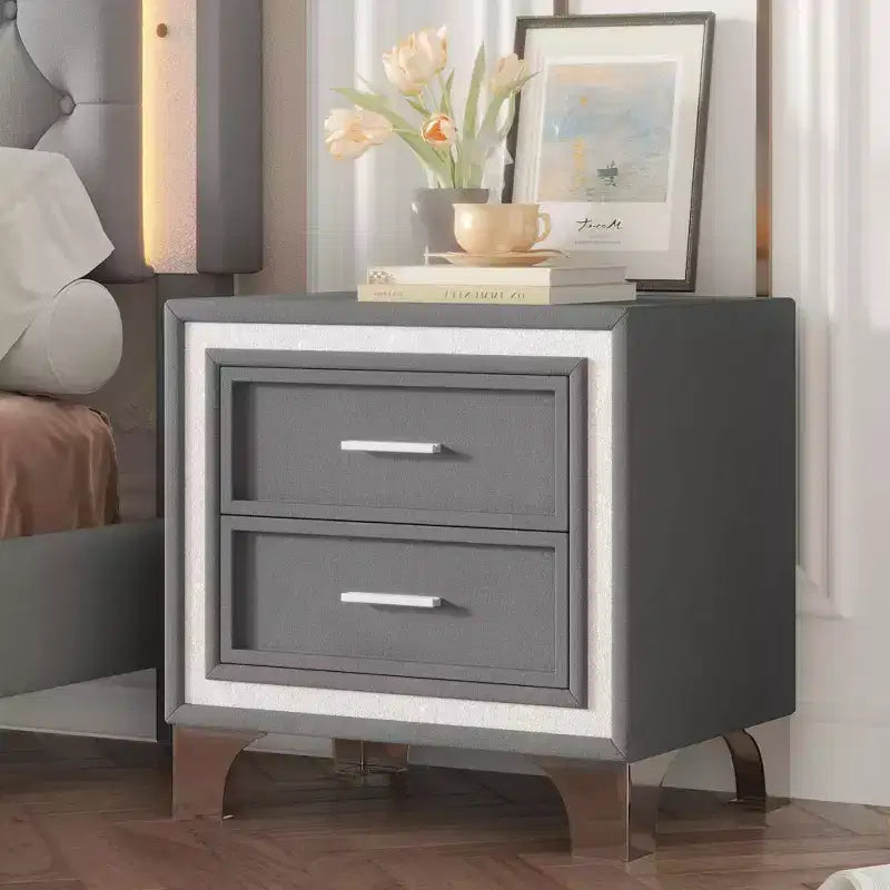 Comodino vintage di metà secolo con decorazioni a strisce glitterate argentate, gambe in metallo e 2 cassetti per camera da letto, grigio