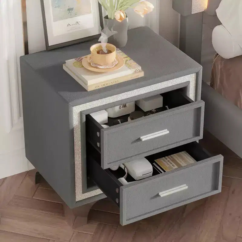 Comodino vintage di metà secolo con decorazioni a strisce glitterate argentate, gambe in metallo e 2 cassetti per camera da letto, grigio