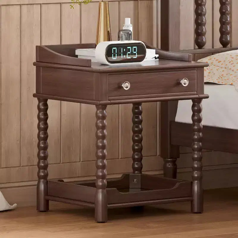 Comodino in stile retrò con cassetto, ripiano aperto, gambe tornite e maniglia in metallo per camera da letto, noce