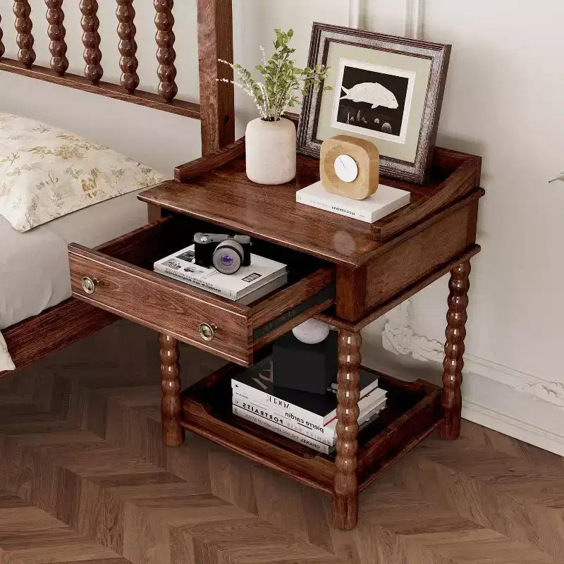 Comodino in stile retrò con cassetto, ripiano aperto, gambe tornite e maniglia in metallo per camera da letto, noce